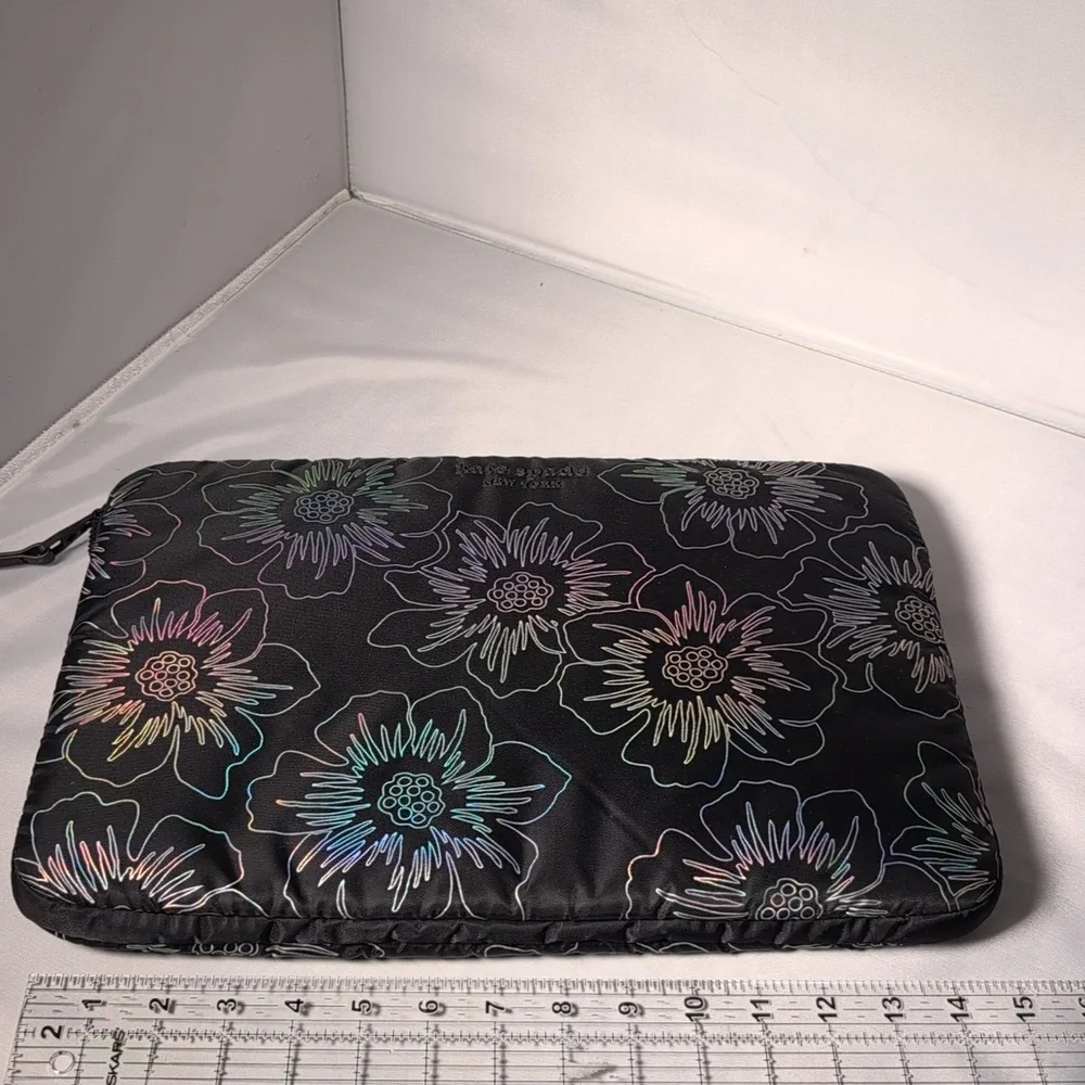 Kate Spade New York Puffer Laptop Sleeve 16 Inch - Hollyhock Iridescent Black